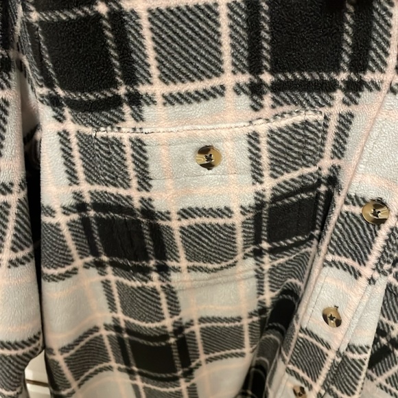 Time and True Soft Button Up Flannel Shirt 👚 Size Large. Black, Gray And Pink. - Picture 6 of 7